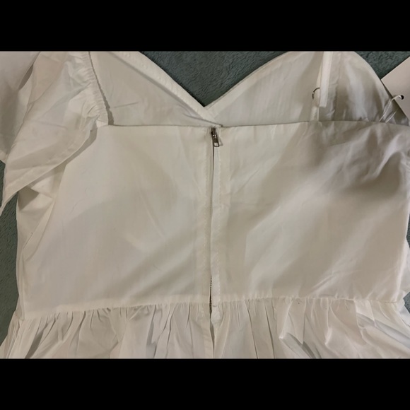 Small white asymmetrical off the shoulder white top - Picture 8 of 10